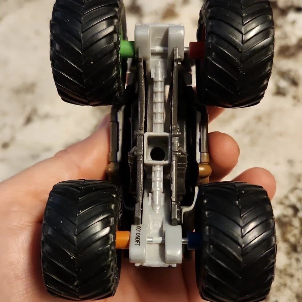 Hot Wheels Monster Jam salvager Monster Truck 1/64 4X4 truck